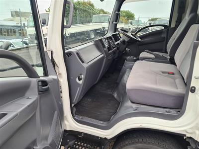2017 Isuzu Elf - Thumbnail
