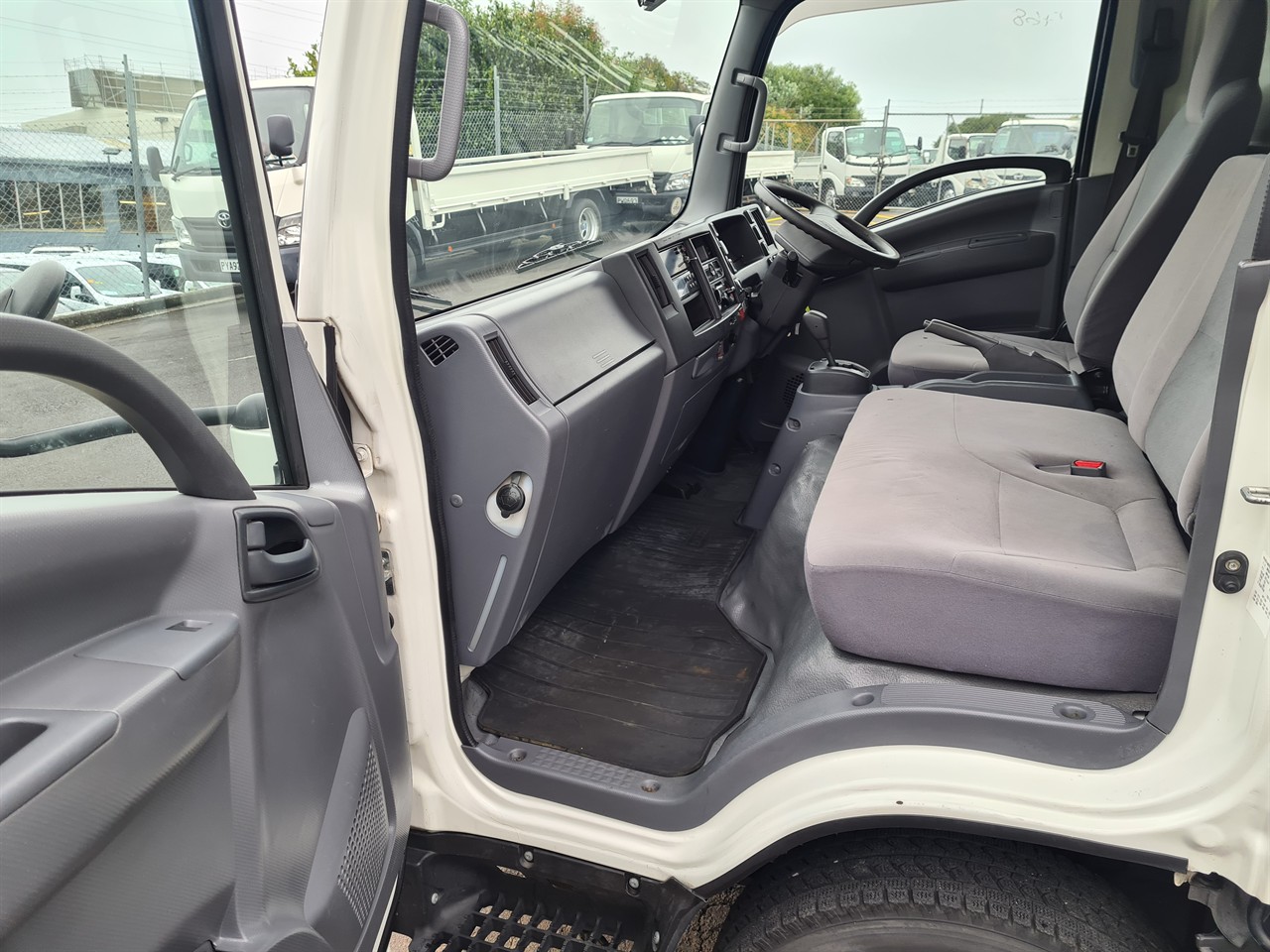 2017 Isuzu Elf
