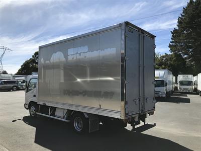 2017 Hino Dutro - Thumbnail