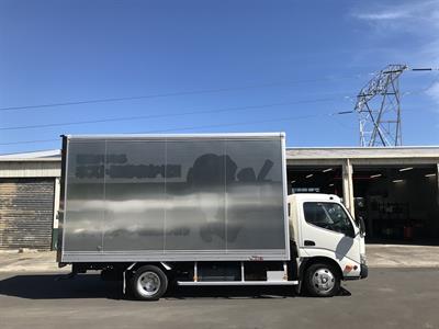 2017 Hino Dutro - Thumbnail