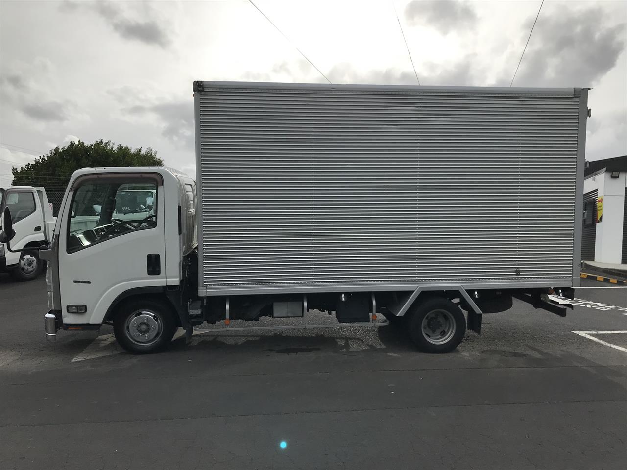 2017 Isuzu Elf