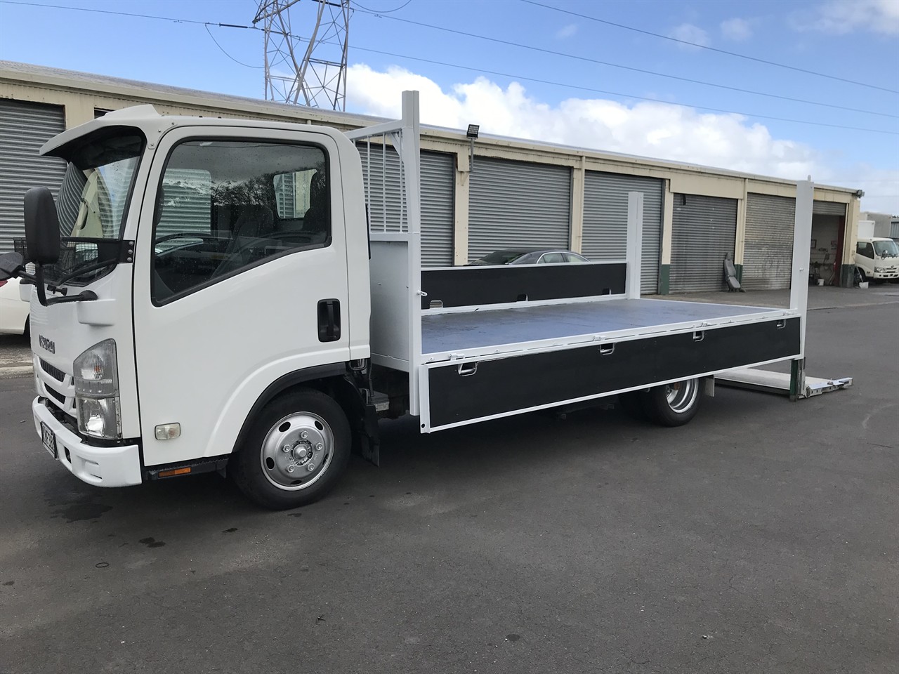 2017 Isuzu Elf