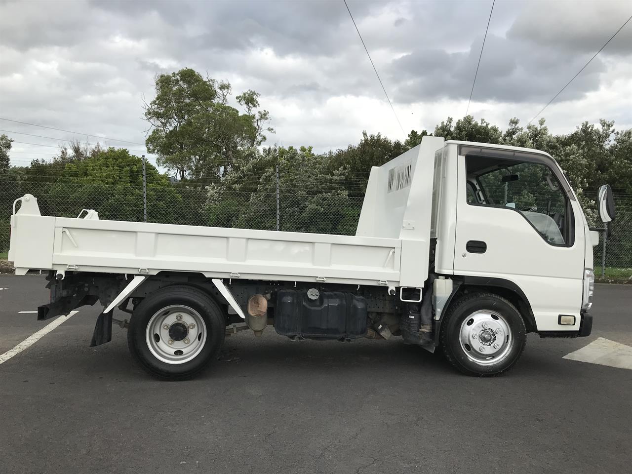 2014 Isuzu Elf