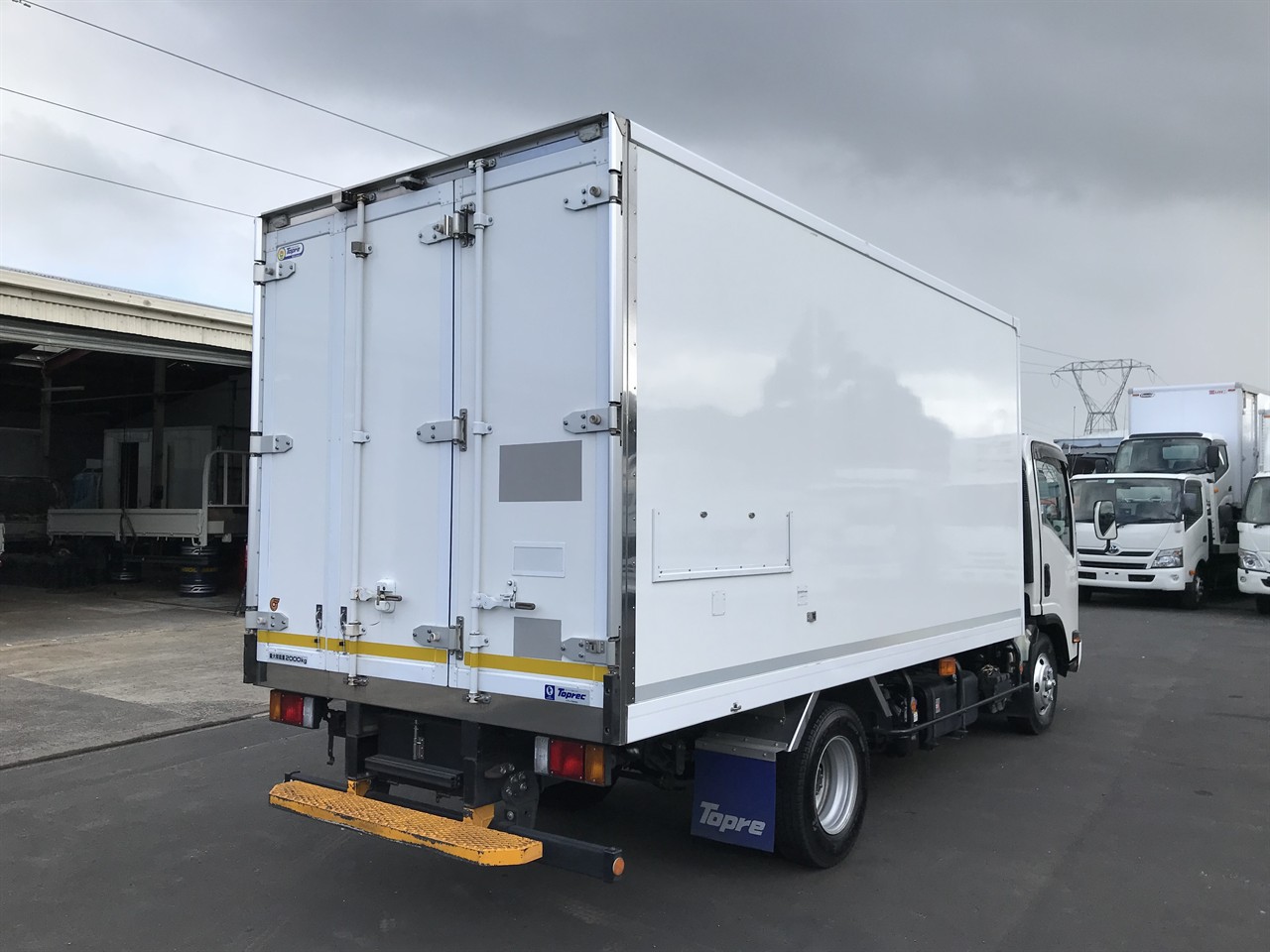 2022 Isuzu Elf