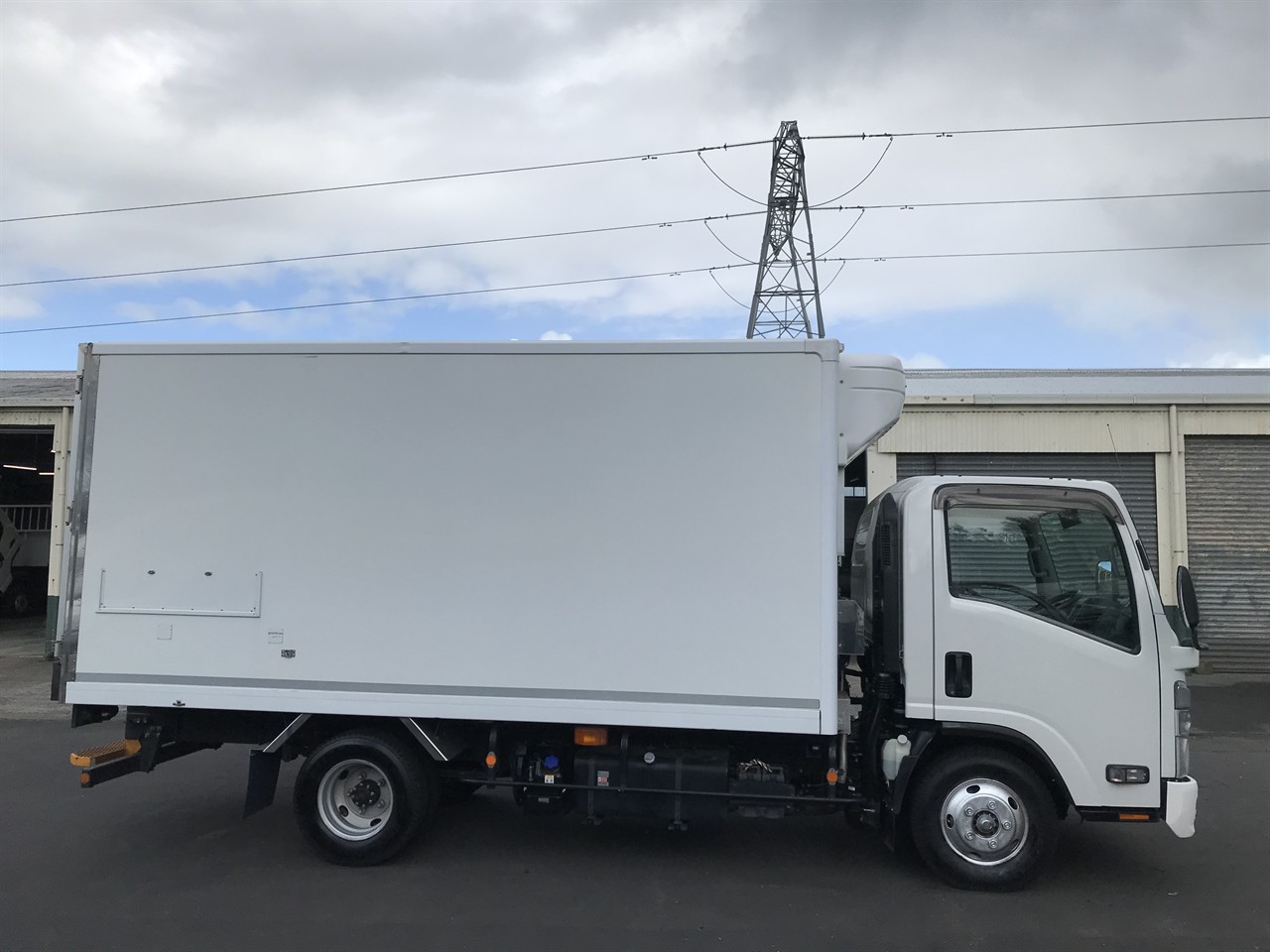 2022 Isuzu Elf