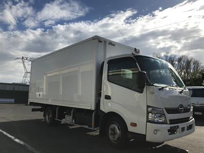 2017 Hino Dutro - Thumbnail