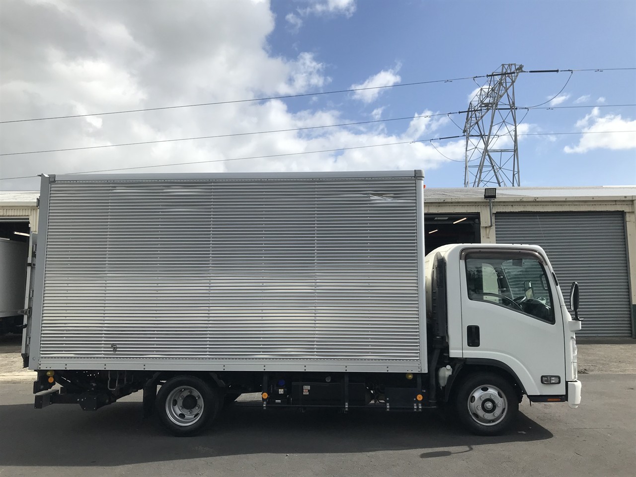 2019 Isuzu Elf