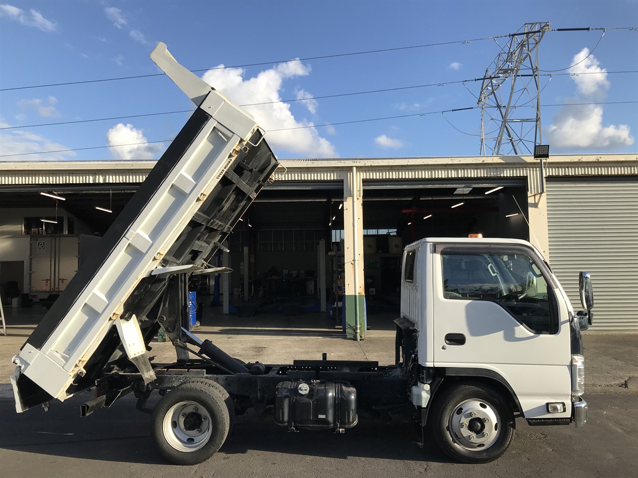 2017 Isuzu Elf