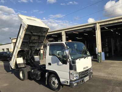 2017 Isuzu Elf - Thumbnail