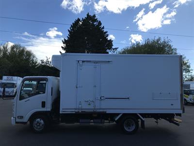2020 Isuzu Elf - Thumbnail