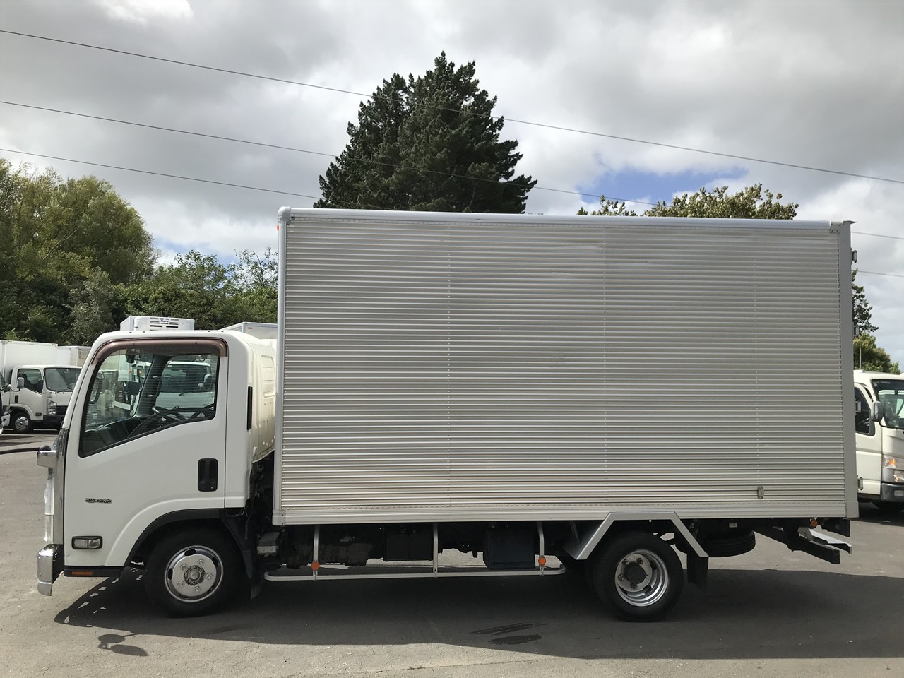 2017 Isuzu Elf