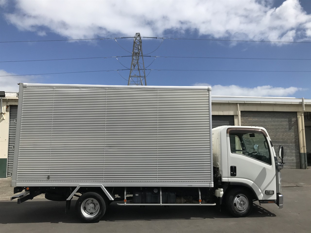 2017 Isuzu Elf